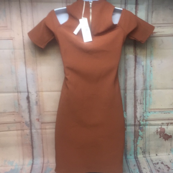 GLAMOROUS PETITE Short Sleeve Cold Shoulder Dress - Picture 4 of 8